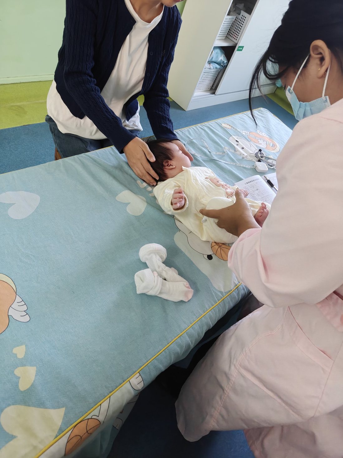 护士在给你做第一次体检